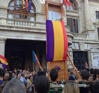 Guillotina que apareció y fue vitoreada en Valencia, ayer, 2 de Junio de 2014, con motivo de las concentraciones convocadas por la extrema izquierda para demandar un referendum contra la monarquía.